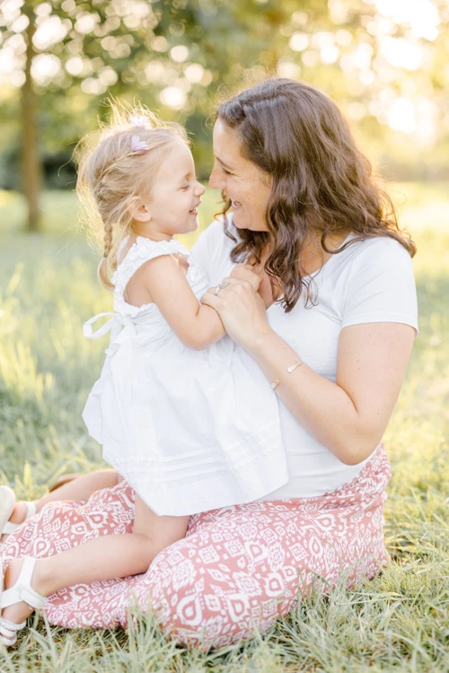 bonheur main rose enfant sourire